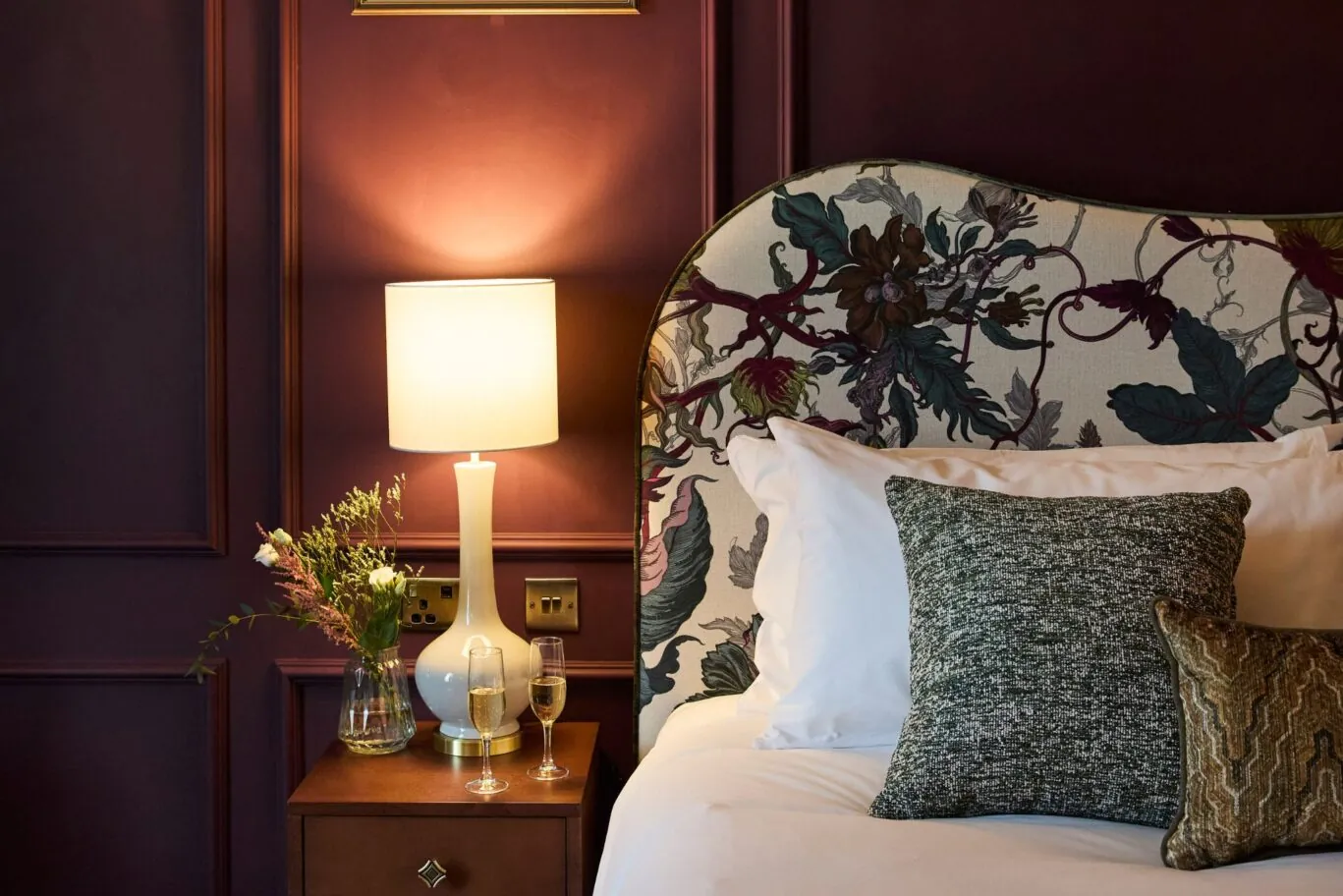 The Francis Hotel cosy room red with lamp